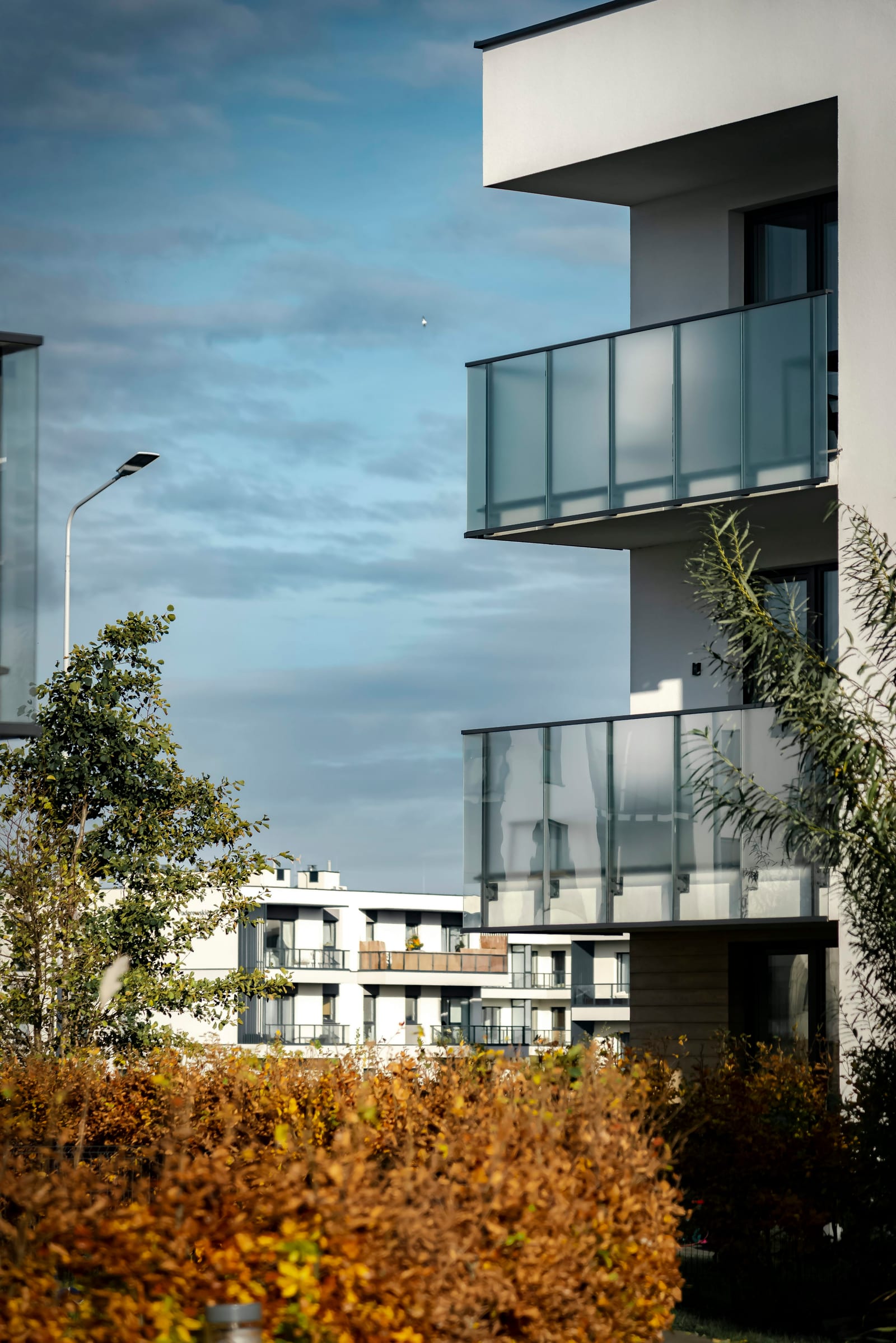 Przykładowa architektura mieszkalna z balkonami i zielenią